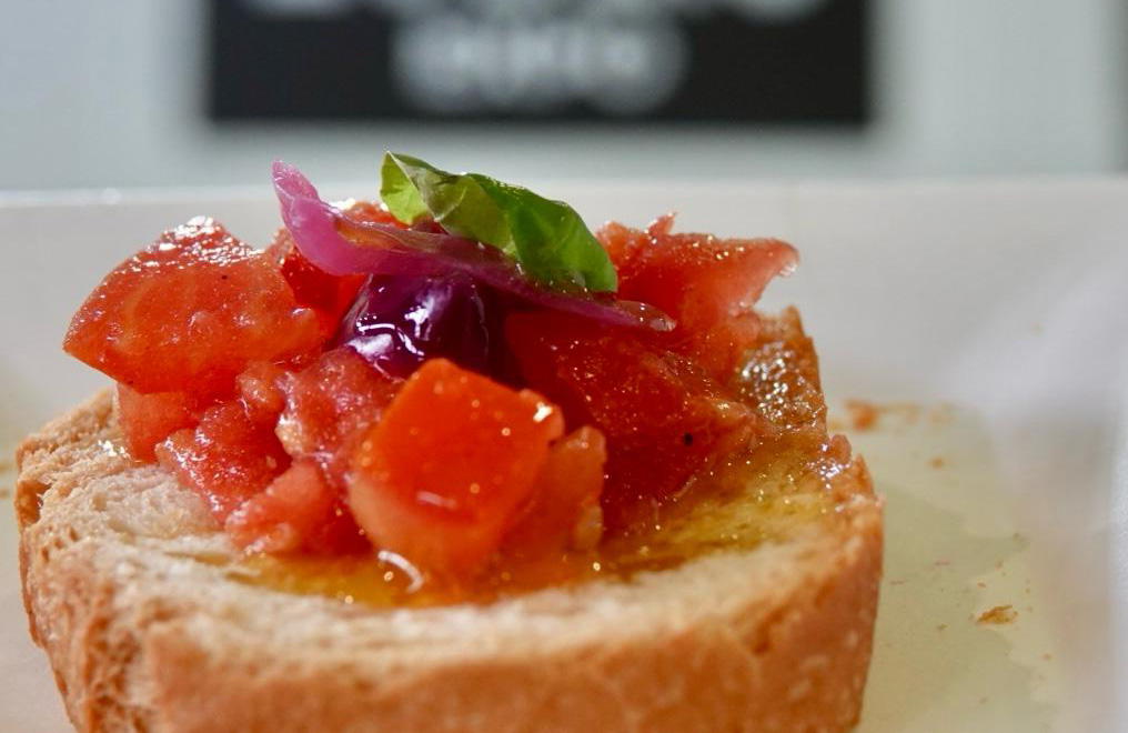 Restaurants and Ho.Re.Ca: a new oil culture is born.   Service, creativity, and economic value: how EVO is changing at the table.